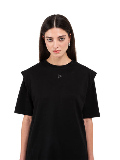 T-shirt nera Minimal SP, indossata, primo piano