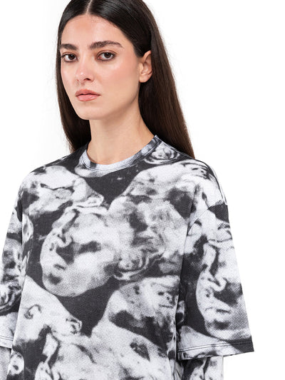 تيشيرت أسود وأبيض بأكمام طويلة Camo Black، أثناء الارتداء، لقطة مقربة