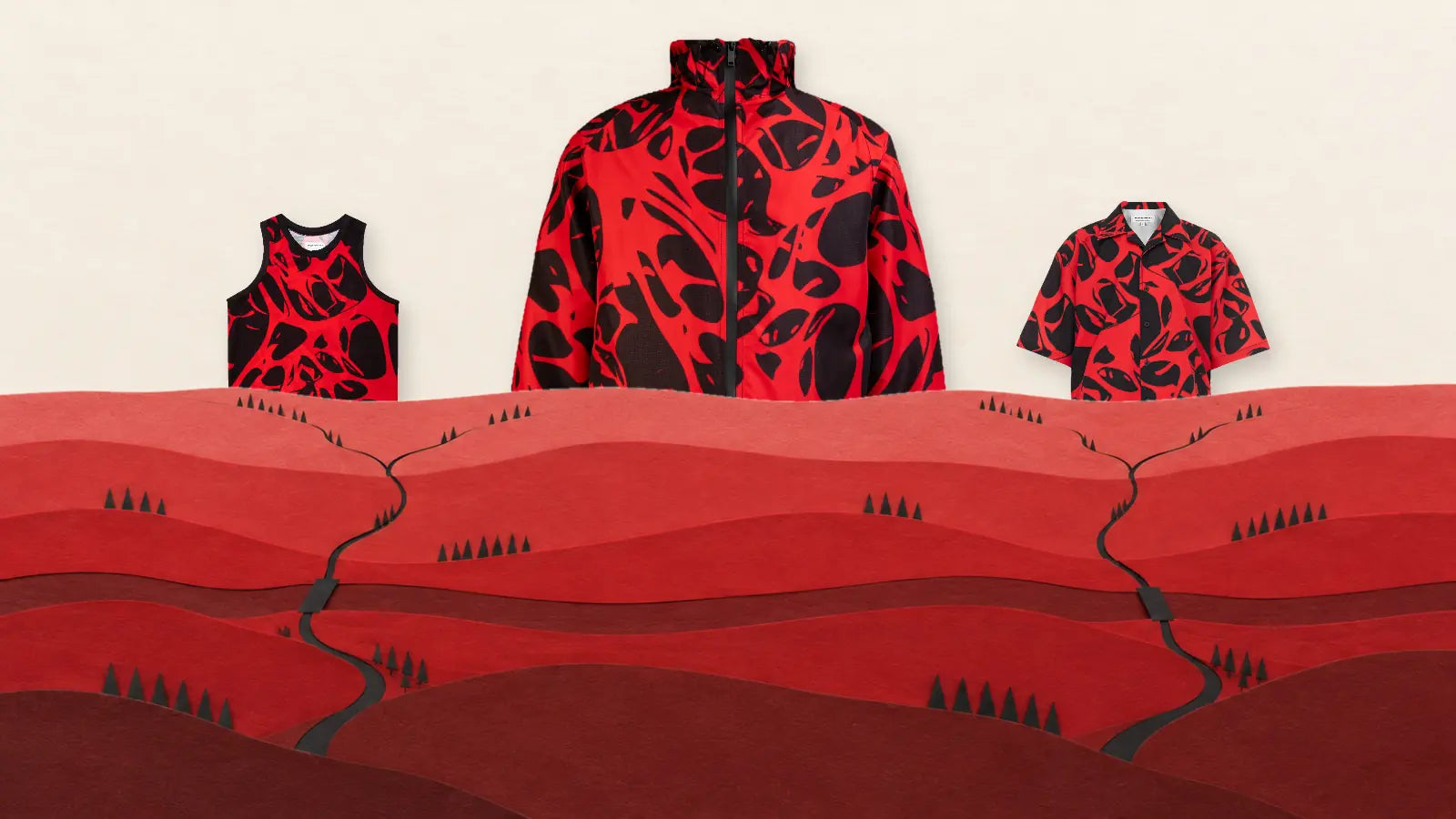 Drei Teile Strand Red hinter dem Horizont eines Tals aus rotem Papier, unter einem Himmel aus hellem Papier. In der Mitte der Windbreaker, der höchste, links das Tanktop, rechts das Kurzarmhemd, alle mit demselben Print in Rot und Schwarz. Die Hügel, in mehreren Reihen, verdecken ihren unteren Teil. Im Tal zwei schwarze Wege, die sich teilen, zwei Papierbrücken über einem dunkelroten Fluss und Reihen schwarzer kegelförmiger Bäume.
