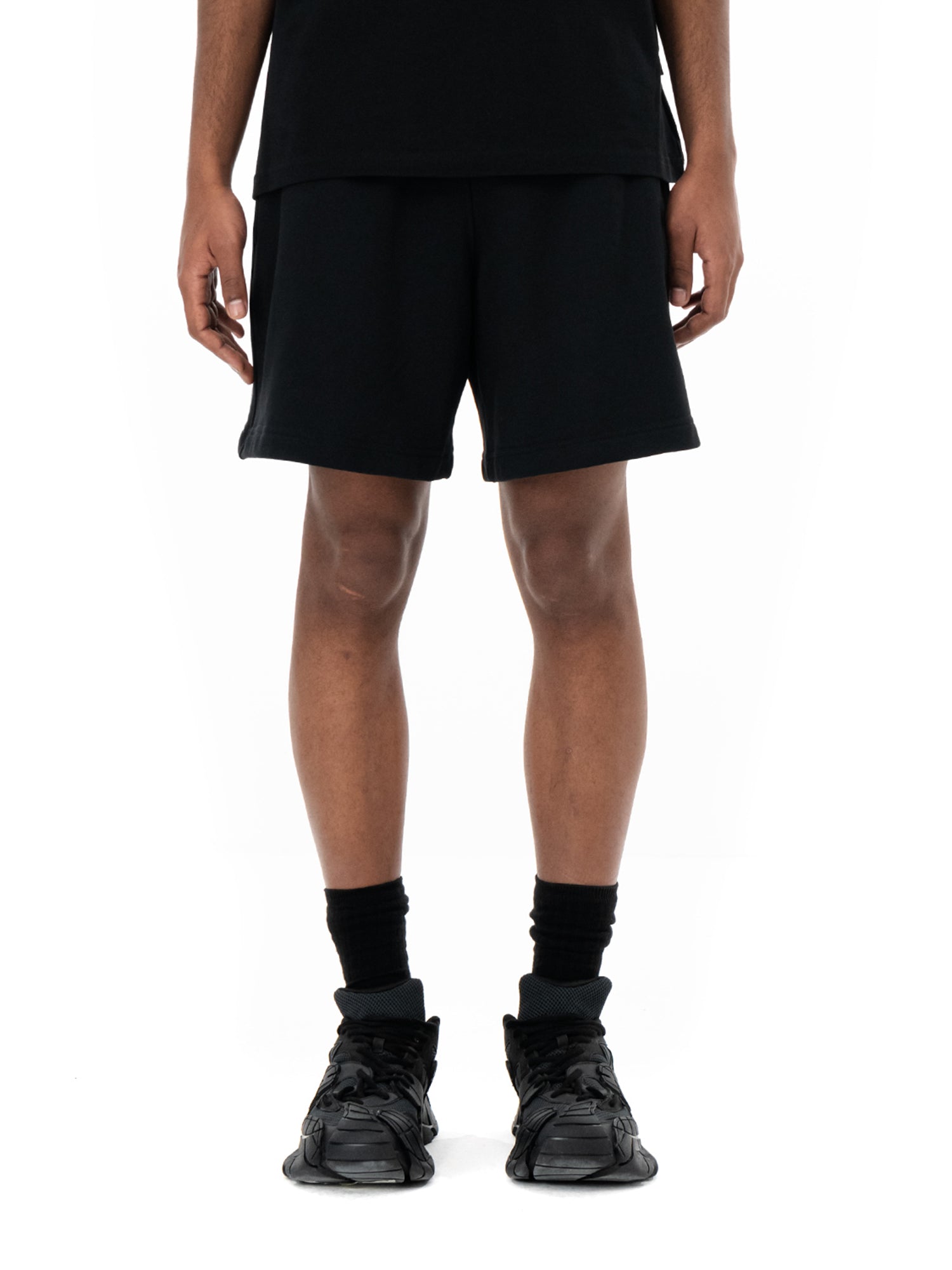Bermudas pretas Classic Black, no modelo, vista de frente