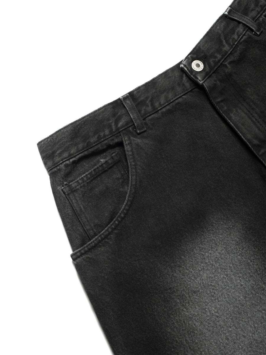 Bermuda di jeans neri, dettaglio della tasca davanti