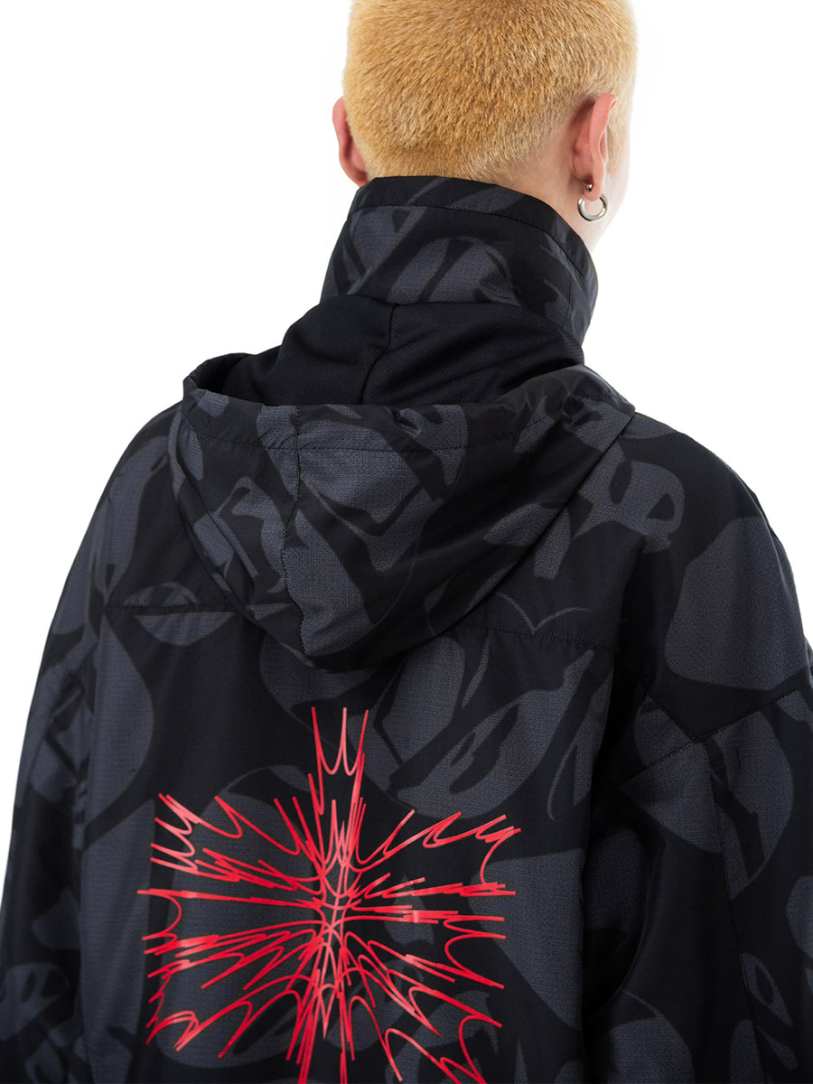 Anorak nero Strand, dettaglio della stampa sul retro