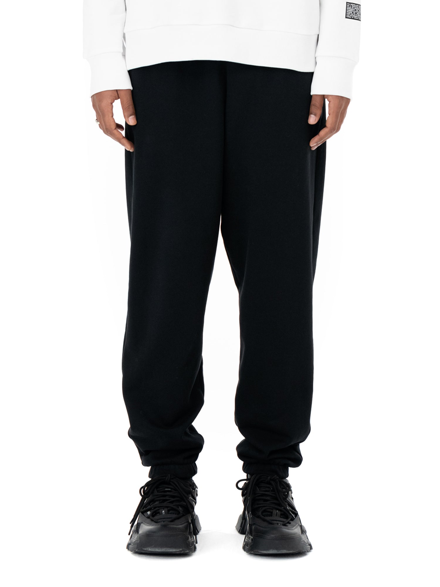 Черные джоггеры Classic Black, на модели, вид спереди