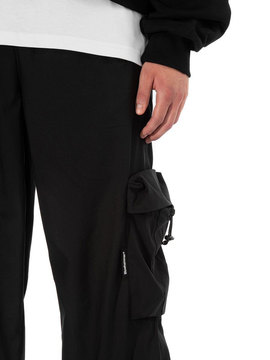 Pantaloni cargo neri, dettaglio della tasca cargo
