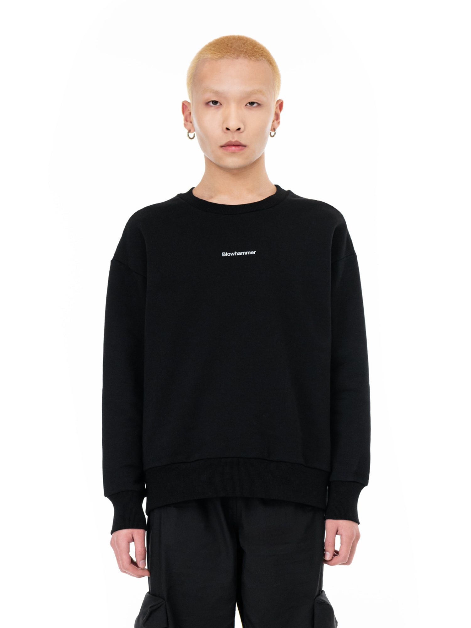 Sweatshirt de gola redonda preta No Approval, no modelo, vista de frente