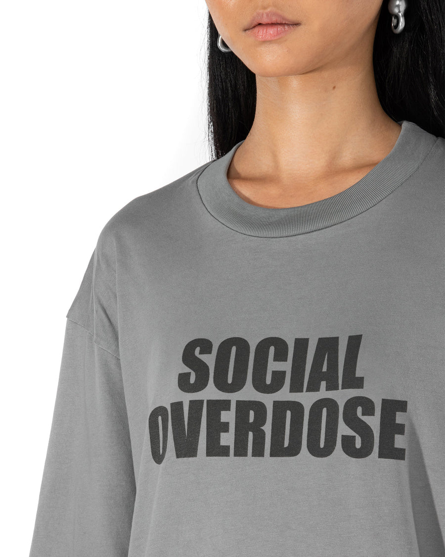 T-shirt grigia Social Overdose, dettaglio della stampa