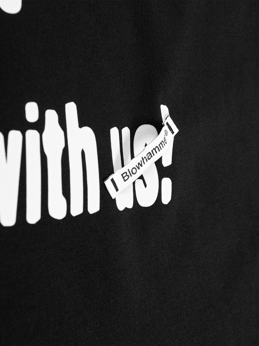 T-shirt nera Travel Agency, dettaglio della stampa sul retro