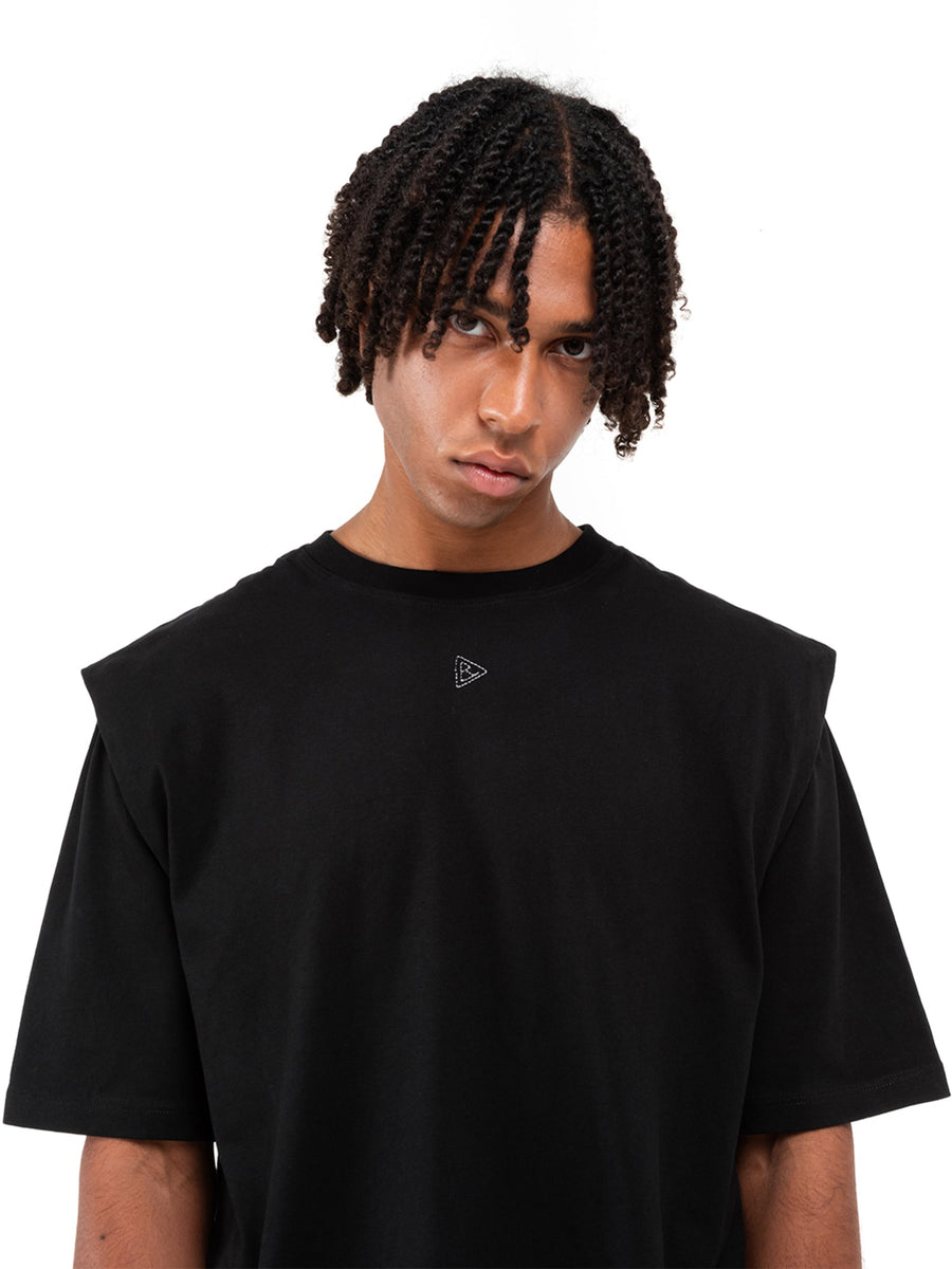 Černé tričko Minimal SP, na modelu, záběr zblízka