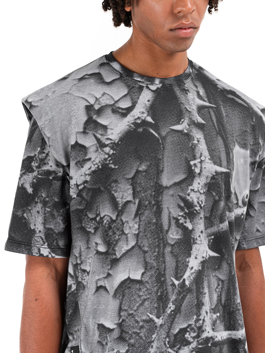 T-shirt grigia Bloodrose Dark, indossata, primo piano