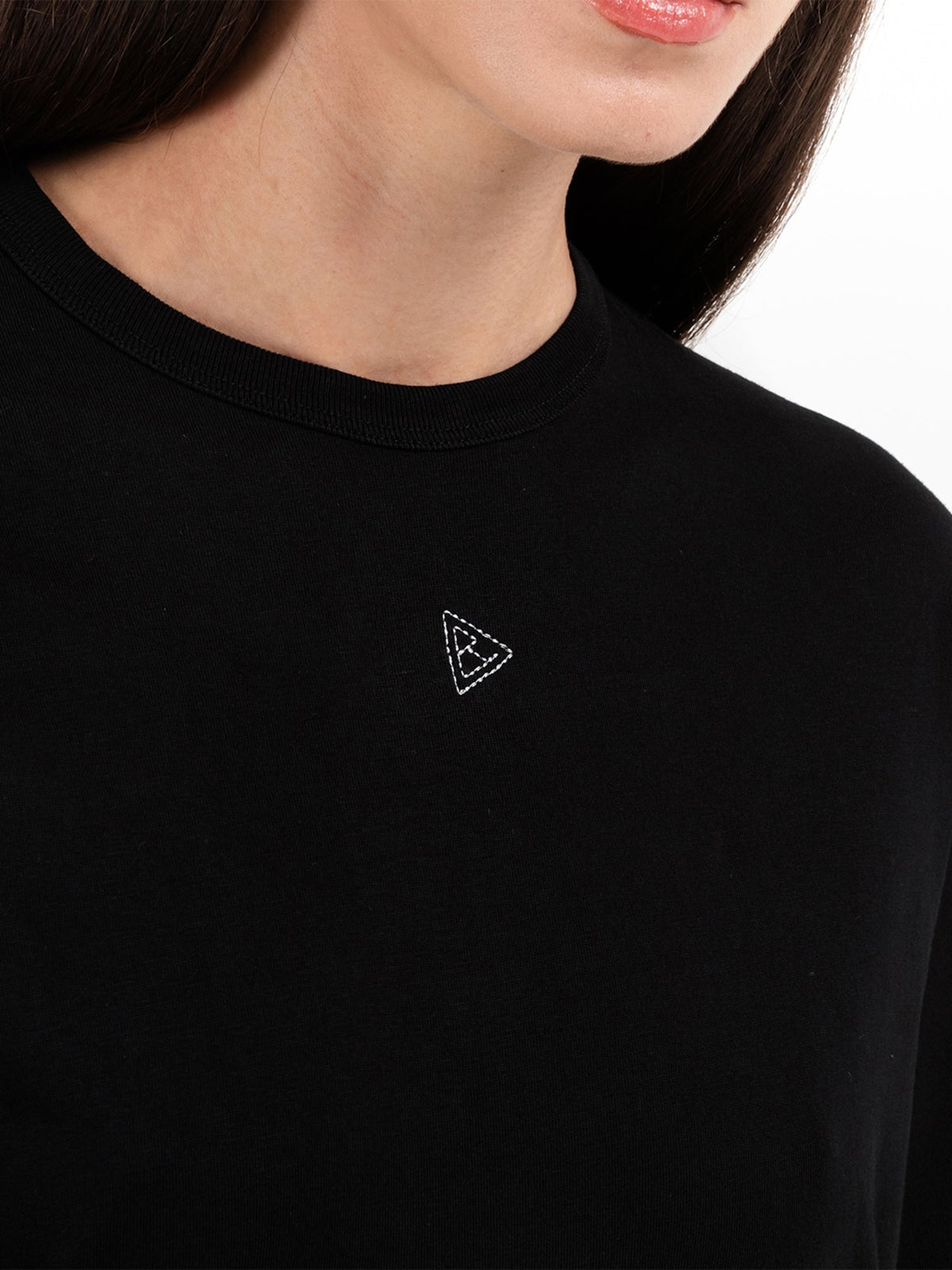 Sort langærmet T-shirt Minimal, detalje af logoet