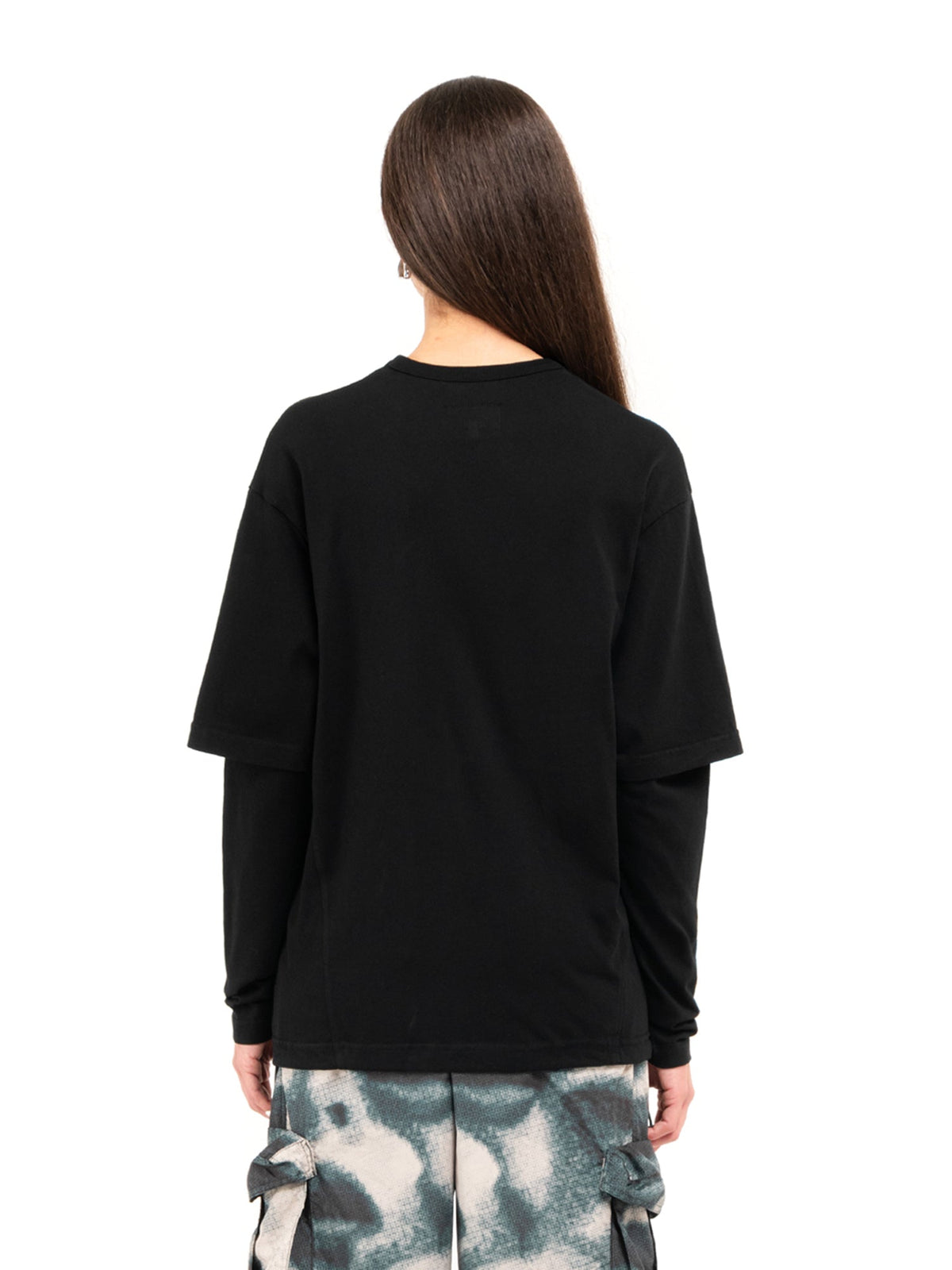 Sort langærmet T-shirt Minimal, båret, set bagfra