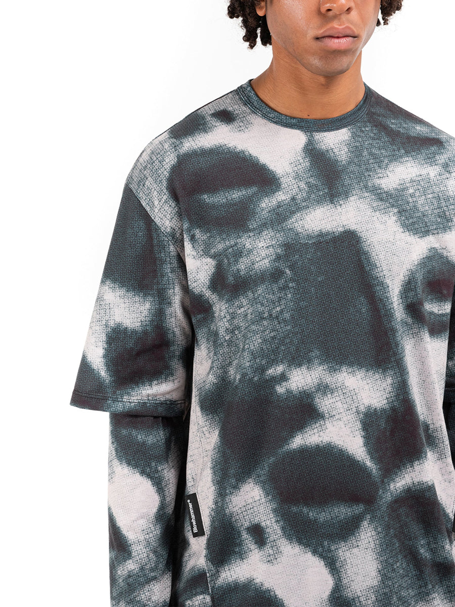 Petroleumsgrøn og rosa langærmet T-shirt Militant Maw, båret, nærbillede