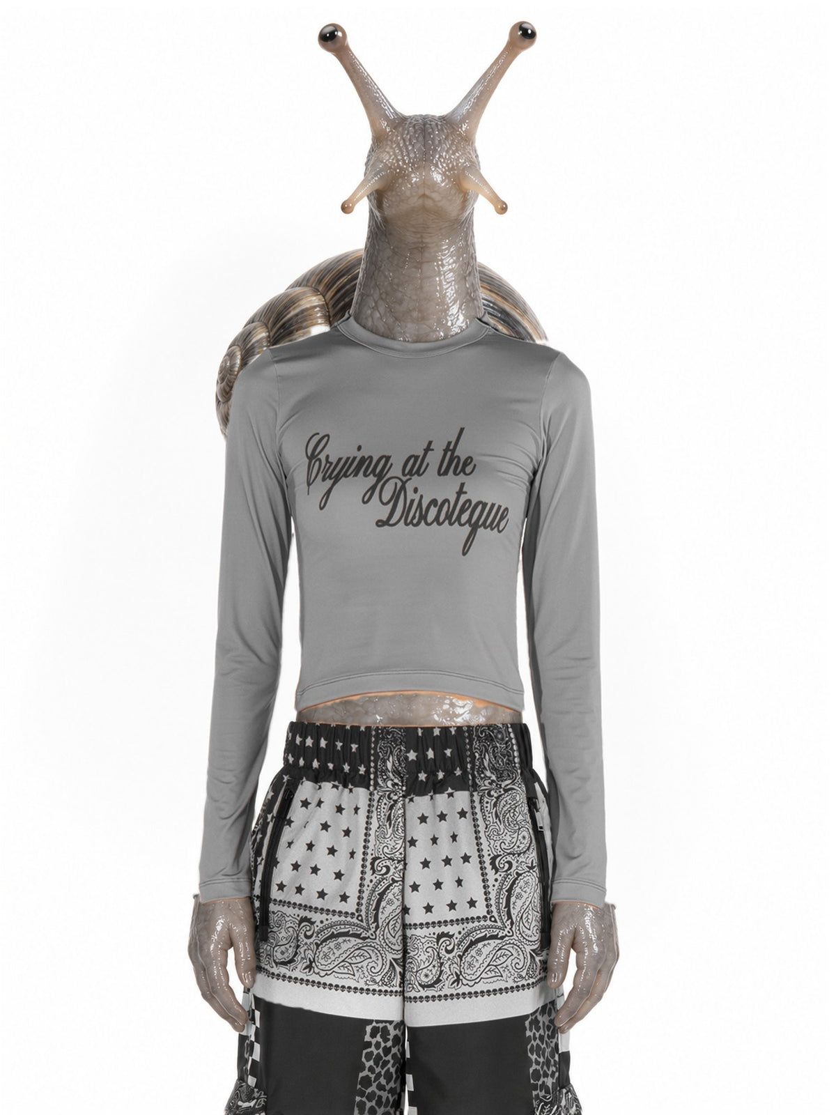 Personaggio inventato, lumaca col guscio a spirale, indossa CRYING@DISCO T-Shirt Maniche Lunghe