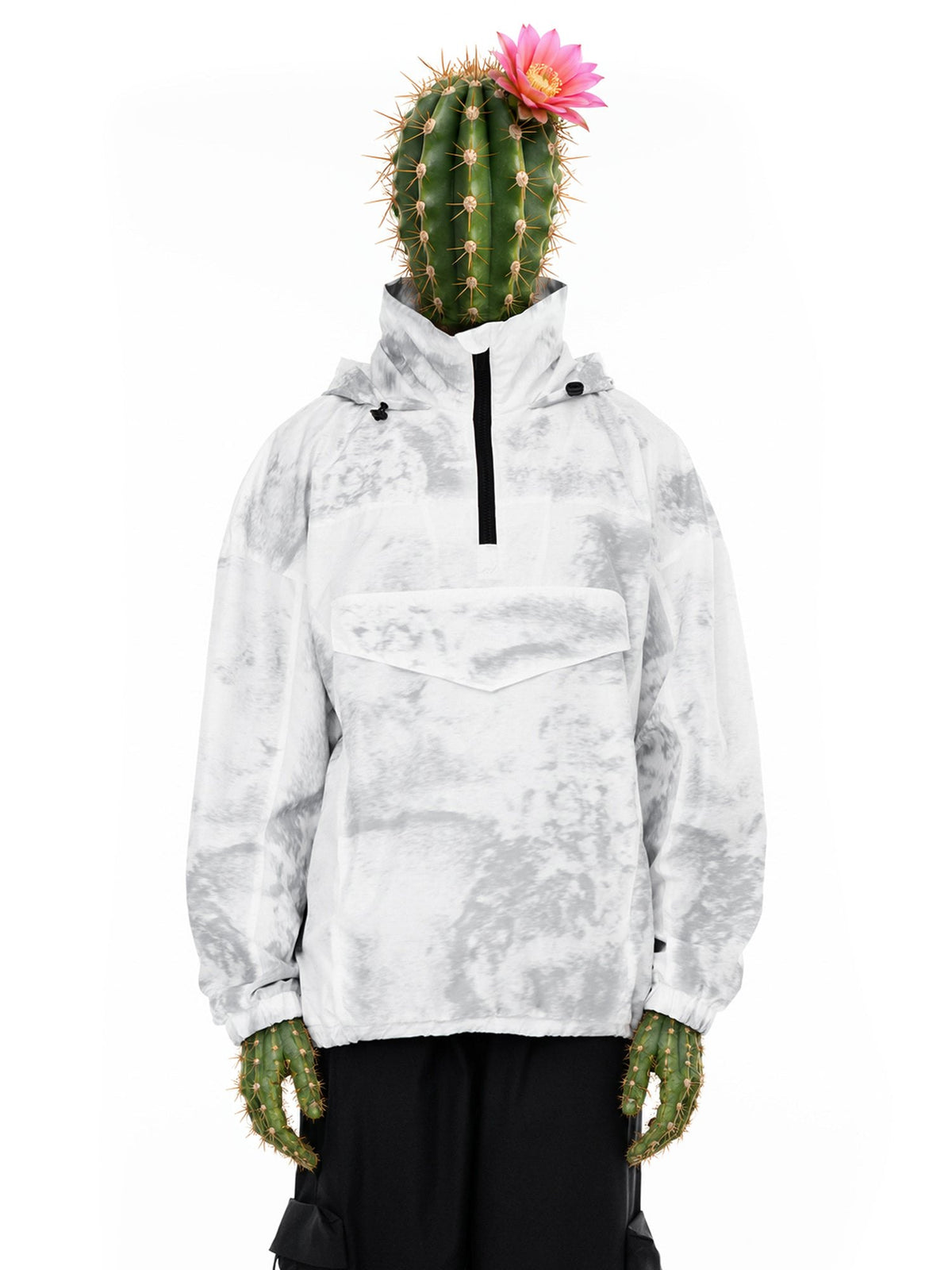 Personaggio inventato, creatura con la testa di cactus fiorito, indossa Grey Noise Anorak