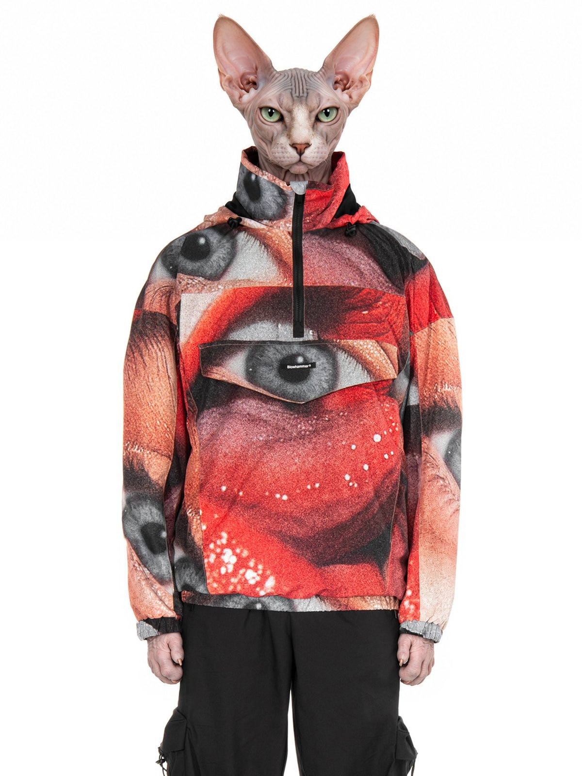Personaggio inventato, un gatto sphynx alto come una persona, indossa l'anorak rosso Love Act