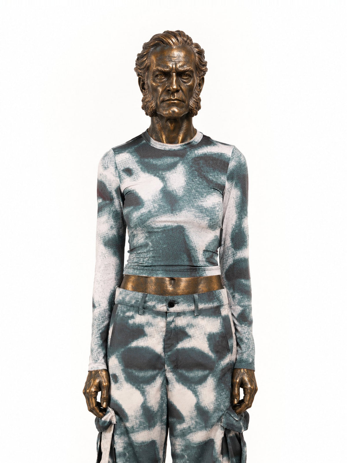 Personaggio inventato, statua viva di bronzo di un ammiraglio, indossa Militant Maw Longsleeve Crop
