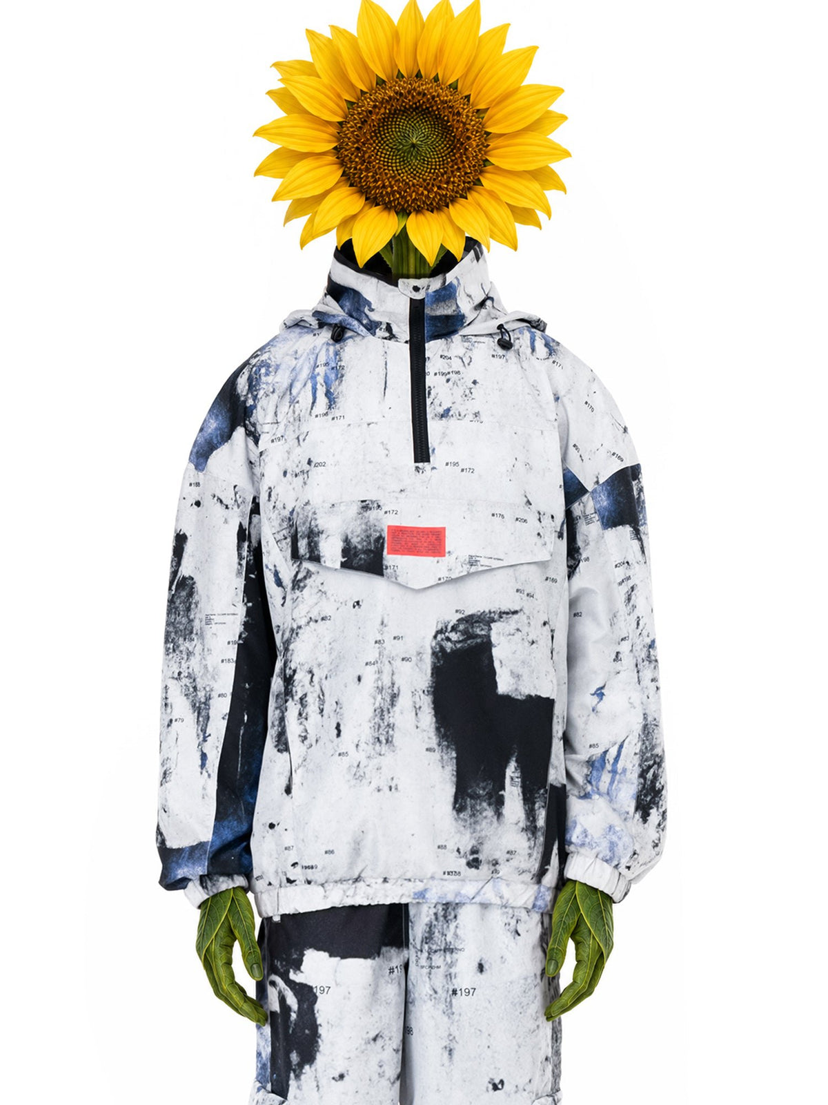 Personaggio inventato, creatura con la testa di girasole, indossa Rugged Anorak