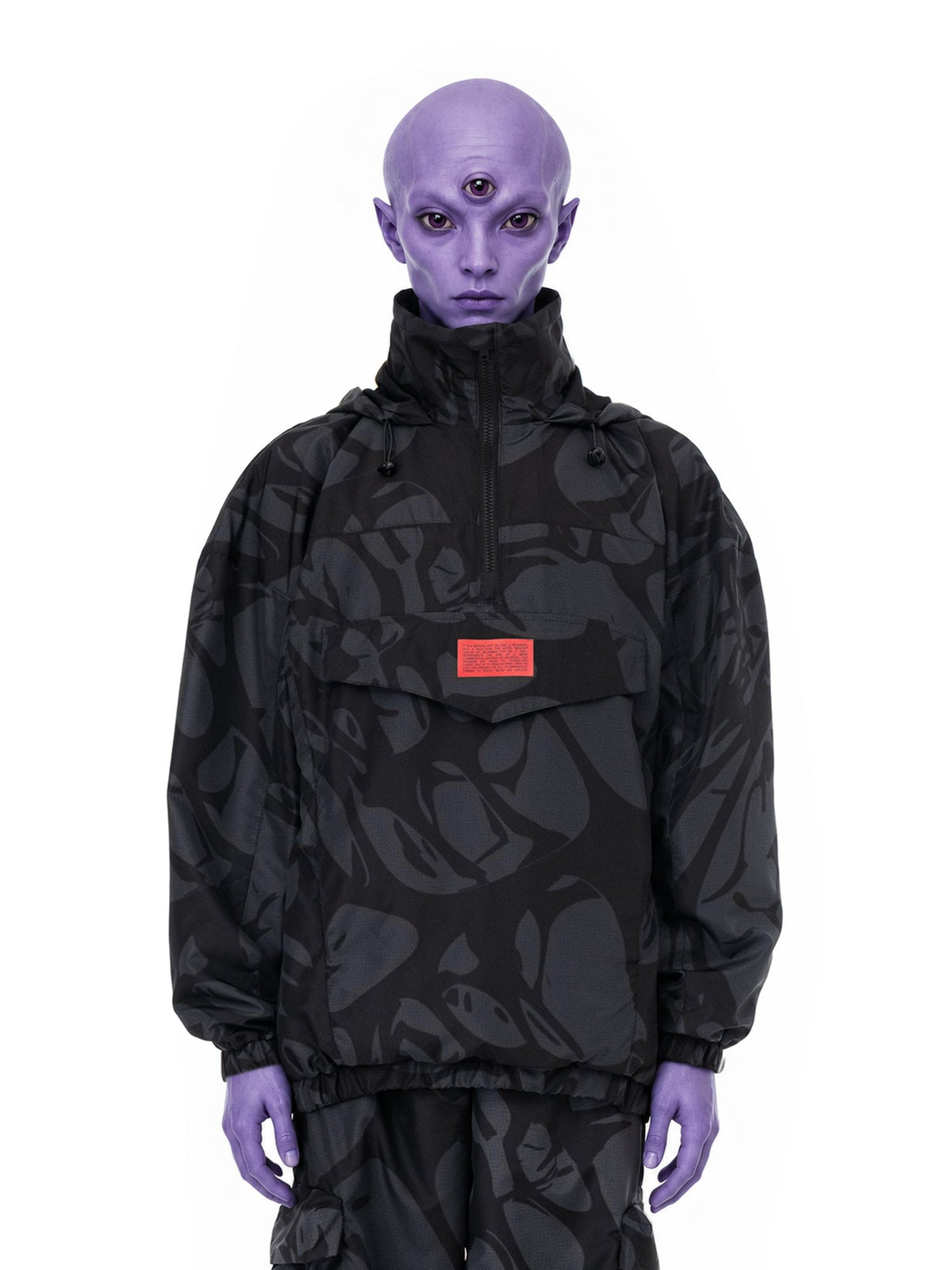 Personaggio inventato, alieno a tre occhi, indossa Strand Anorak