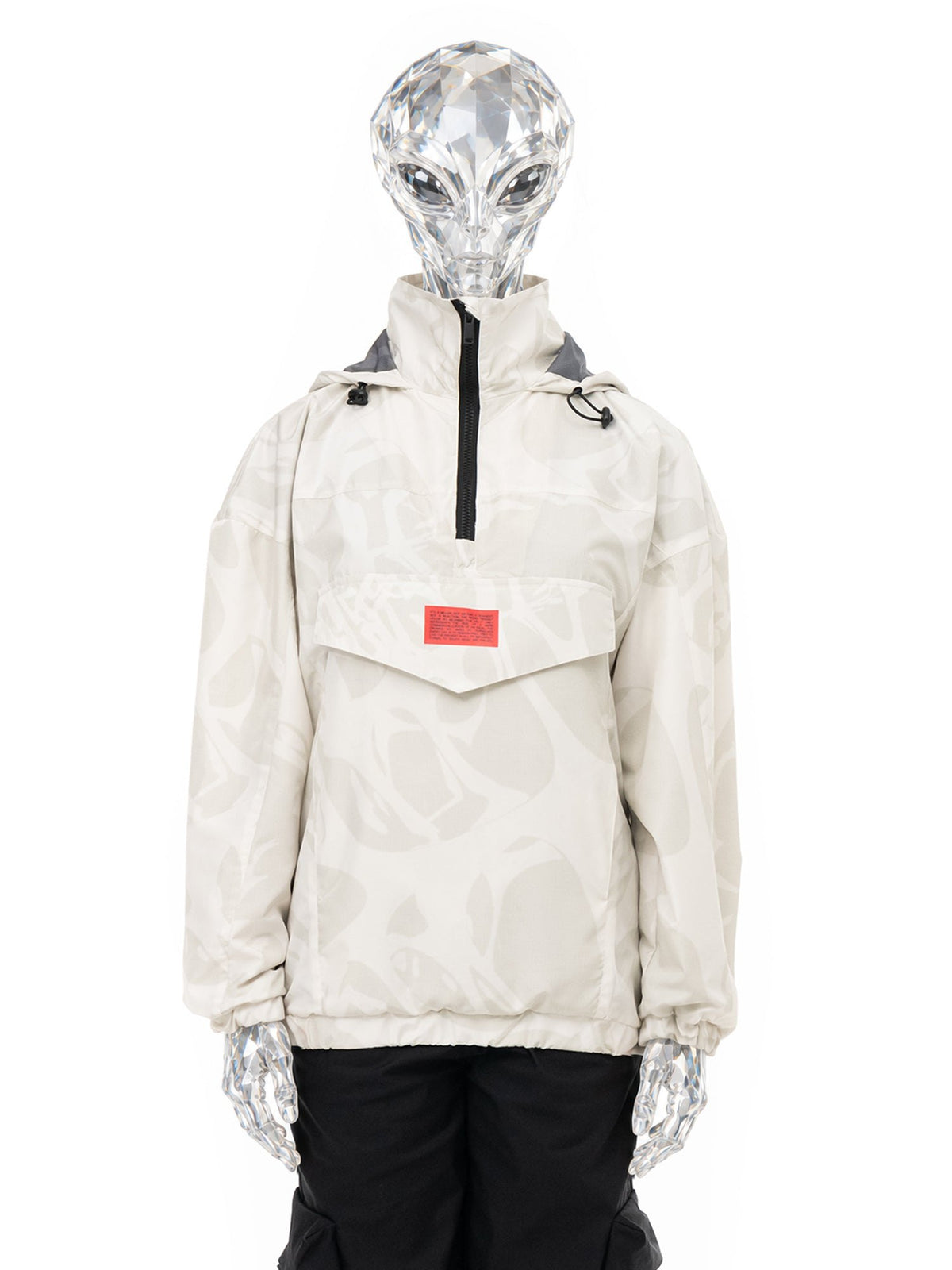 Personaggio inventato, alieno di cristallo, indossa Strand Ivory Anorak