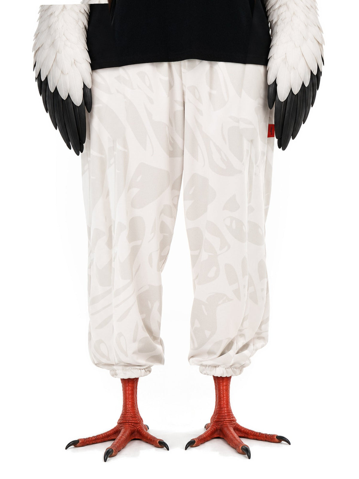 Personaggio inventato, cicogna bianca, indossa Strand Ivory Joggers