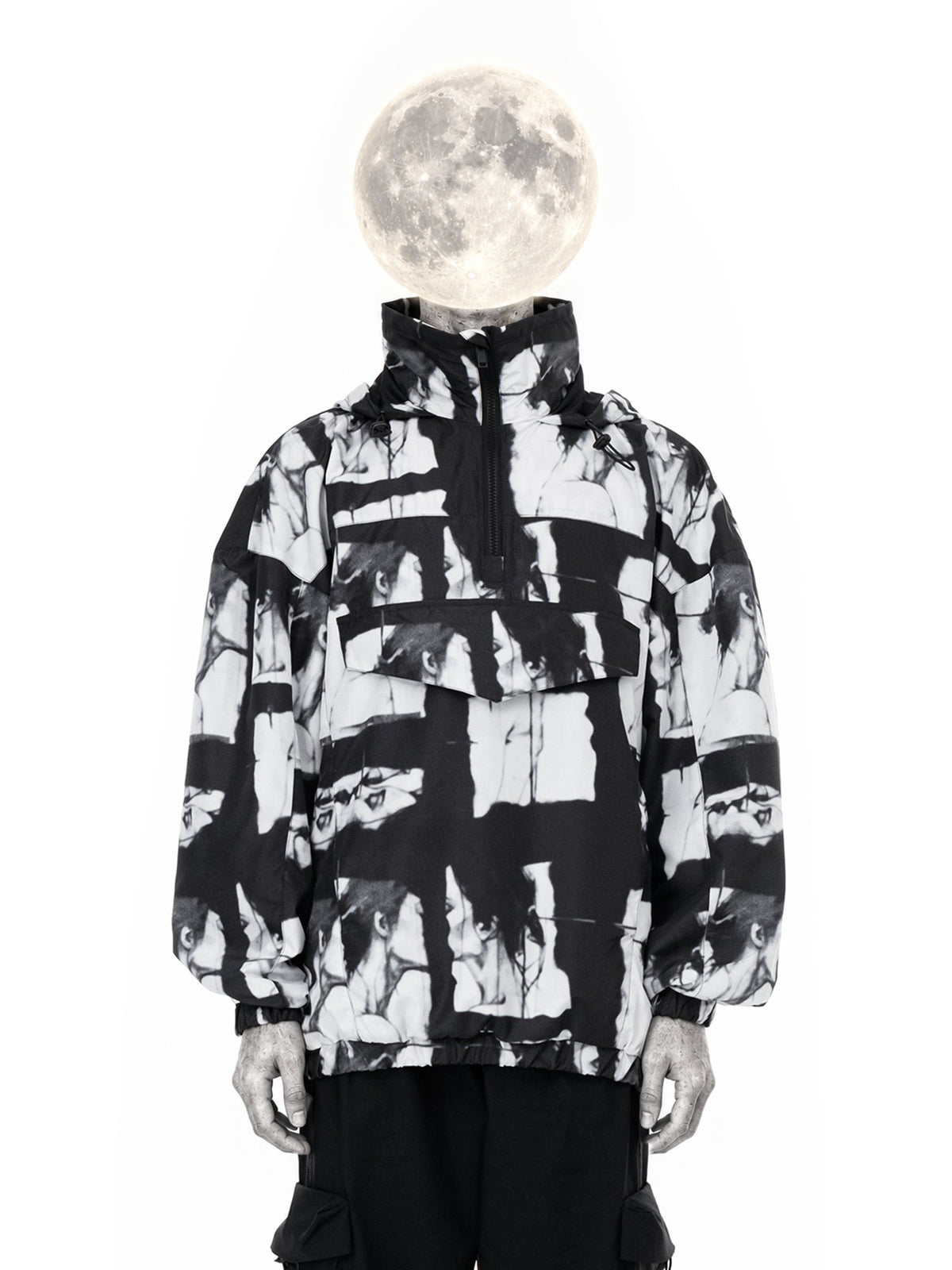 Personaggio inventato, creatura con la testa di luna piena, indossa Unkiss Anorak