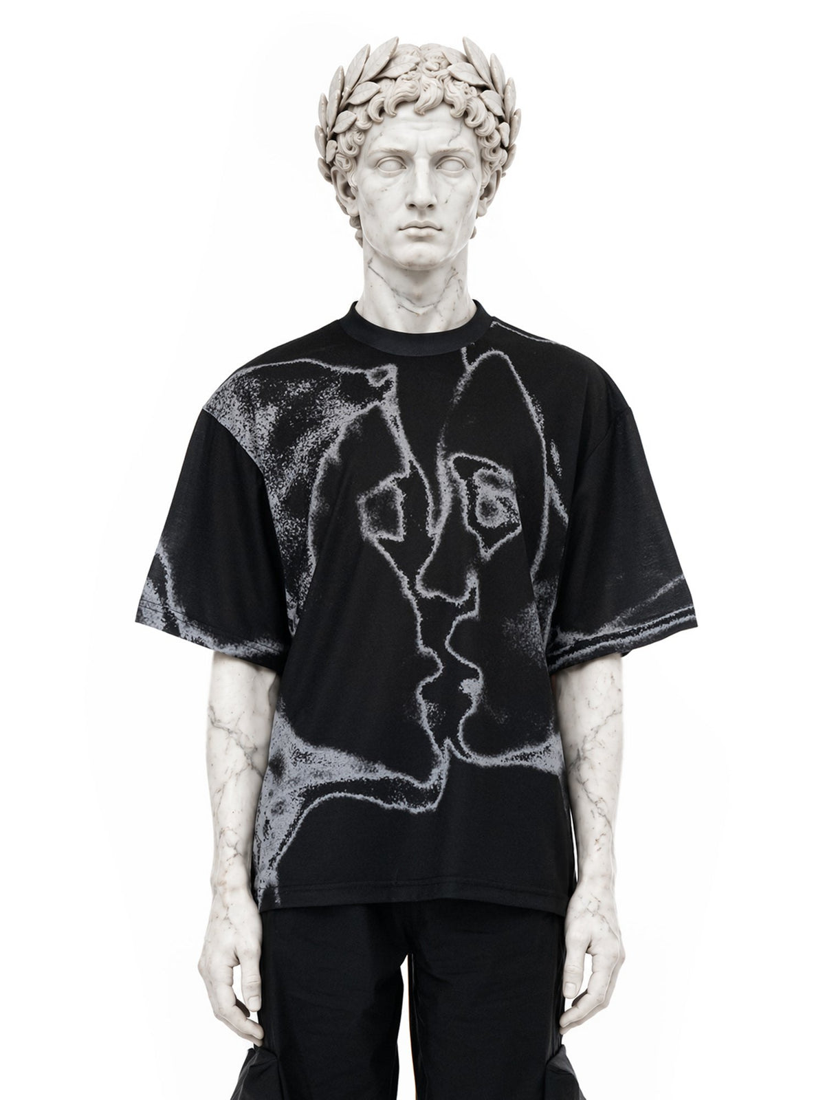 Personaggio inventato, statua viva di marmo di un imperatore romano, indossa Unkiss Black T-Shirt