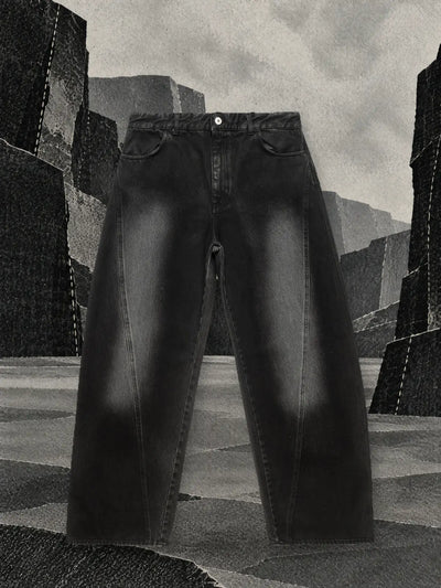 De verwassen zwarte jeans in een canyon met wanden van zwart en grijs papier.