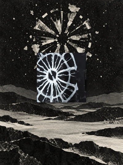 Un quadrato ritagliato dalla stampa della felpa Black Noise, la ruota bianca su fondo nero, appeso a un filo in una notte di carta nera.