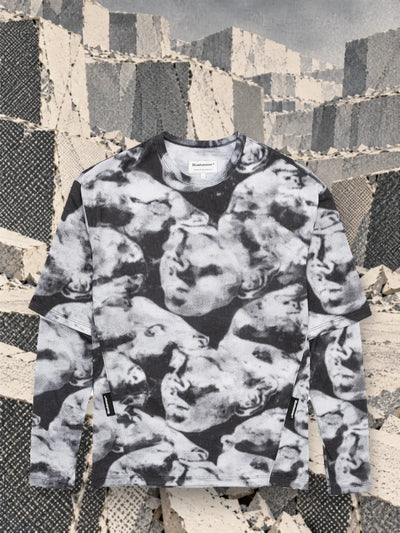 التيشيرت الأسود والأبيض بأكمام طويلة Camo Black في محجر من كتل الورق الأبيض والرمادي.