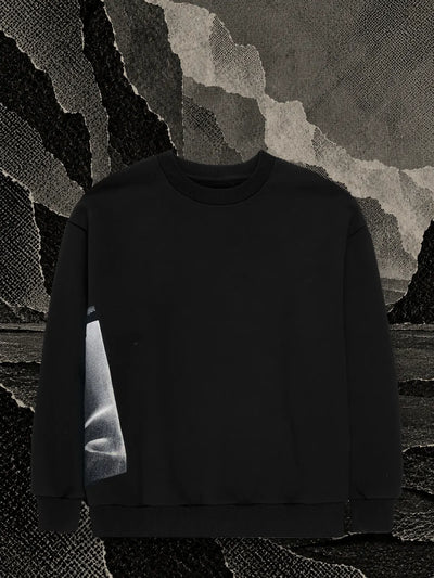 Den svarta sweatshirten med rund hals Core i en grotta av mörkt papper, framför en panel av grått ljus i röken.