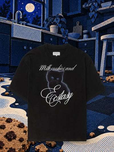 Den svarta t-shirten Ecstasy Milk i ett nattligt kök av blått papper, med en flod av mjölk av vitt papper och utspridda kex av papper.