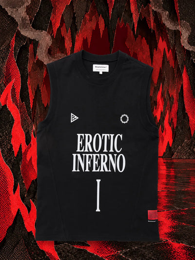 Det svarta linnet Erotic Black i en grotta av svart papper, bland lågor av rött papper.