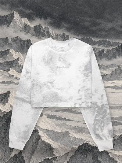 Den korta grå sweatshirten Grey Noise framför kammar av grått och vitt papper som försvinner i dimman.