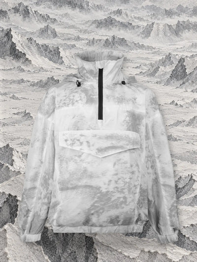Šedý anorak Grey Noise nad mořem hor ze šedého a bílého rastrovaného papíru.