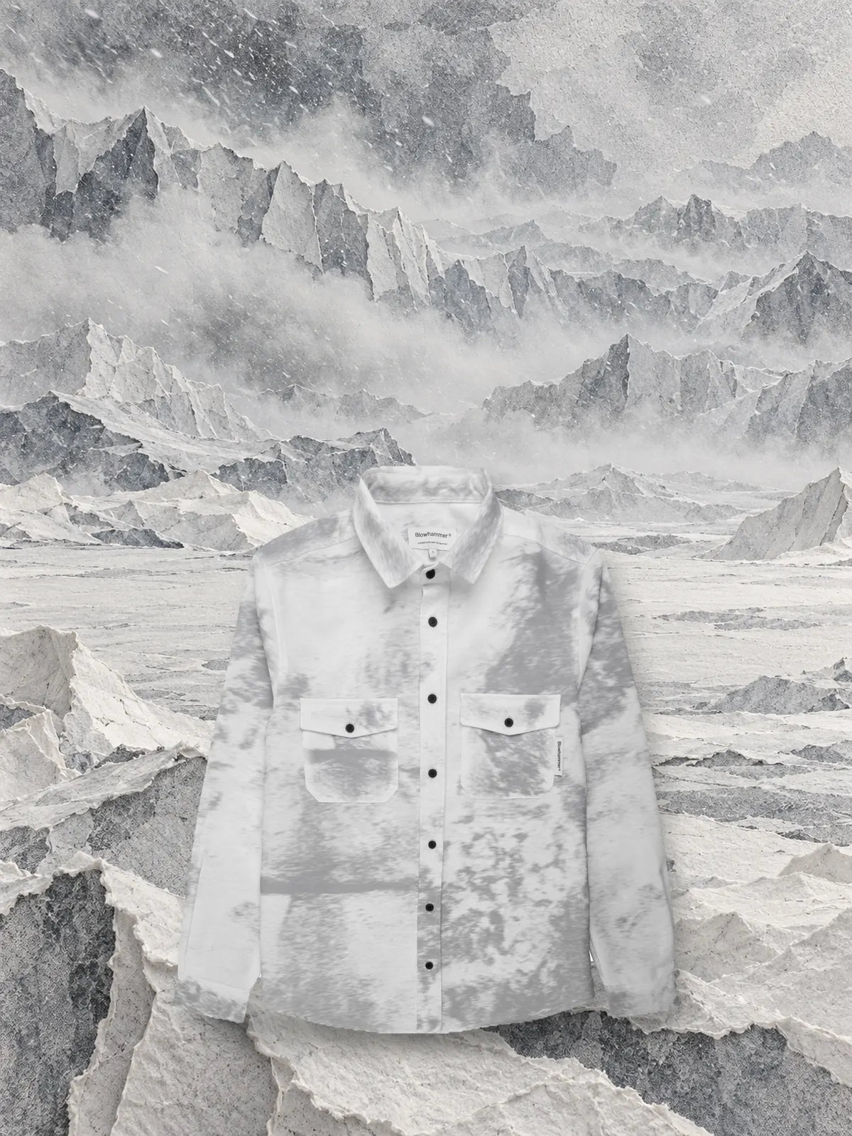 La camicia a maniche lunghe grigia Grey Noise in un ghiacciaio di carta velina grigia e bianca, nella tormenta.