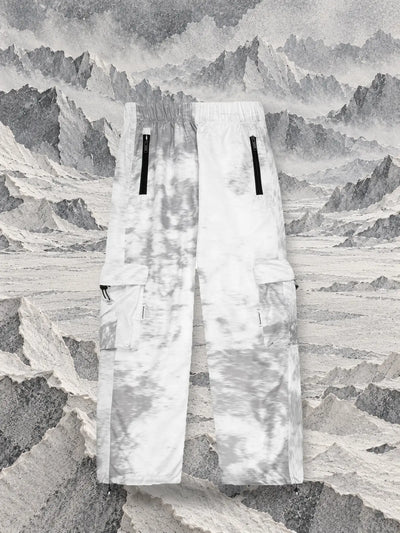De grå cargobyxorna Grey Noise framför kammar av grått och vitt silkespapper, som en glaciär.