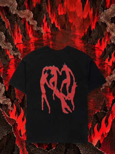Den svarta t-shirten Infernal Groove i en grotta av svart papper, bland lågor av rött papper.