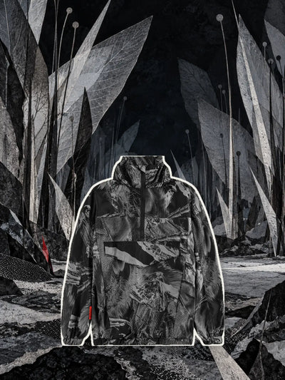 L'anorak nero Insectide Vision, ritagliato con un bordo di carta chiara, in una foresta notturna di ali e antenne di carta argentata.