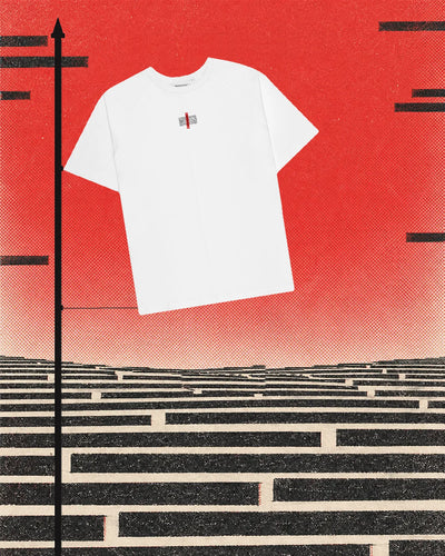 Manifesto T-shirt i vitt, med det lilla tygmärket och det röda bandet på bröstet, fastbunden i ena sidan vid en svart stång som en flagga, mot en röd rasterhimmel. Nedanför en slätt av rader med svarta balkar på ljust papper, och fler svarta balkar som svävar på himlen.