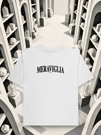 Den vita t-shirten Meraviglia bland valv och hyllor av vitt och svart papper sedda uppifrån.