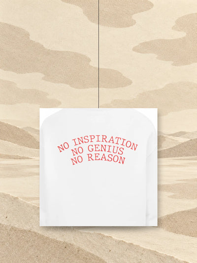 قطعة من الطبعة على ظهر الهودي الأبيض No Inspiration، مع العبارة الحمراء NO INSPIRATION NO GENIUS NO REASON، معلّقة بخيط فوق حقل من الورق العاجي.