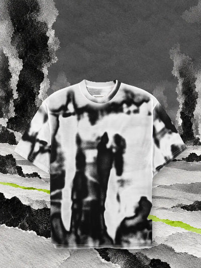 Den vita och svarta t-shirten Rift på snö av papper, bland pelare av svart rök och en limegrön linje.