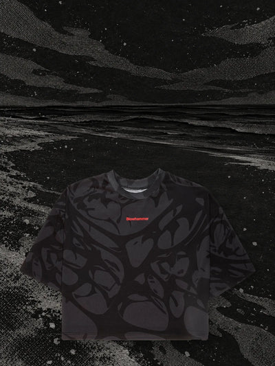 Den korta svarta t-shirten Strand vid stranden av en flod av svart papper, i natten.