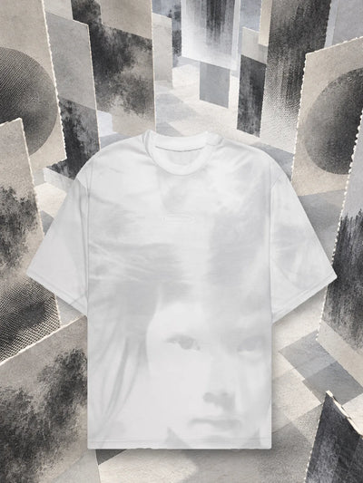 Den vita t-shirten Stream bland hängande paneler av grått papper, tryckta i raster.