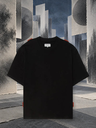 Den svarta t-shirten Stream bland hängande paneler av grått papper, i halvdunklet.