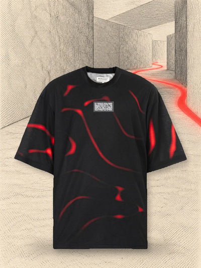 Den svarta t-shirten Tide i en korridor av ljust papper, med en tråd av rött papper som löper genom luften.