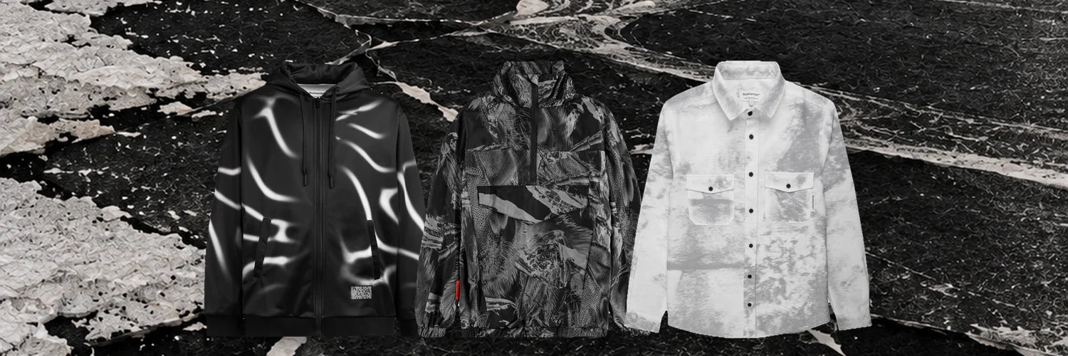 Το φούτερ Tidegrey, το ανοράκ Insectide Vision και το πουκάμισο Grey Noise στη σειρά πάνω στον μαύρο πάγο μιας λίμνης τη νύχτα.