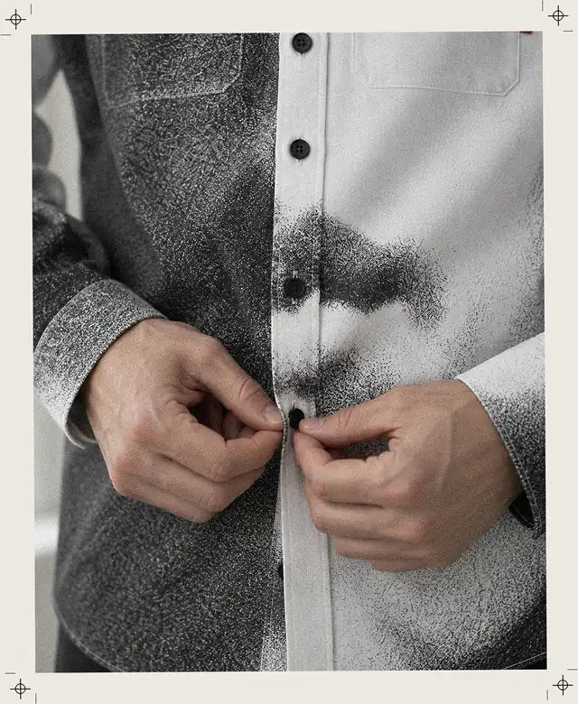 Due mani inventate abbottonano la camicia Mouth proprio dove le labbra stampate attraversano l'abbottonatura.